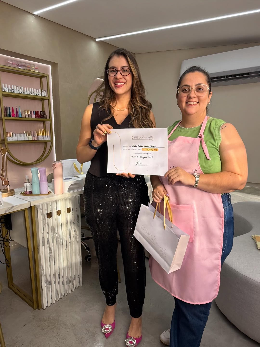 ✨ Feedback da aluna Maíra ✨A Maíra começou no curso de Manicure e Pedicure Tradicional e logo se